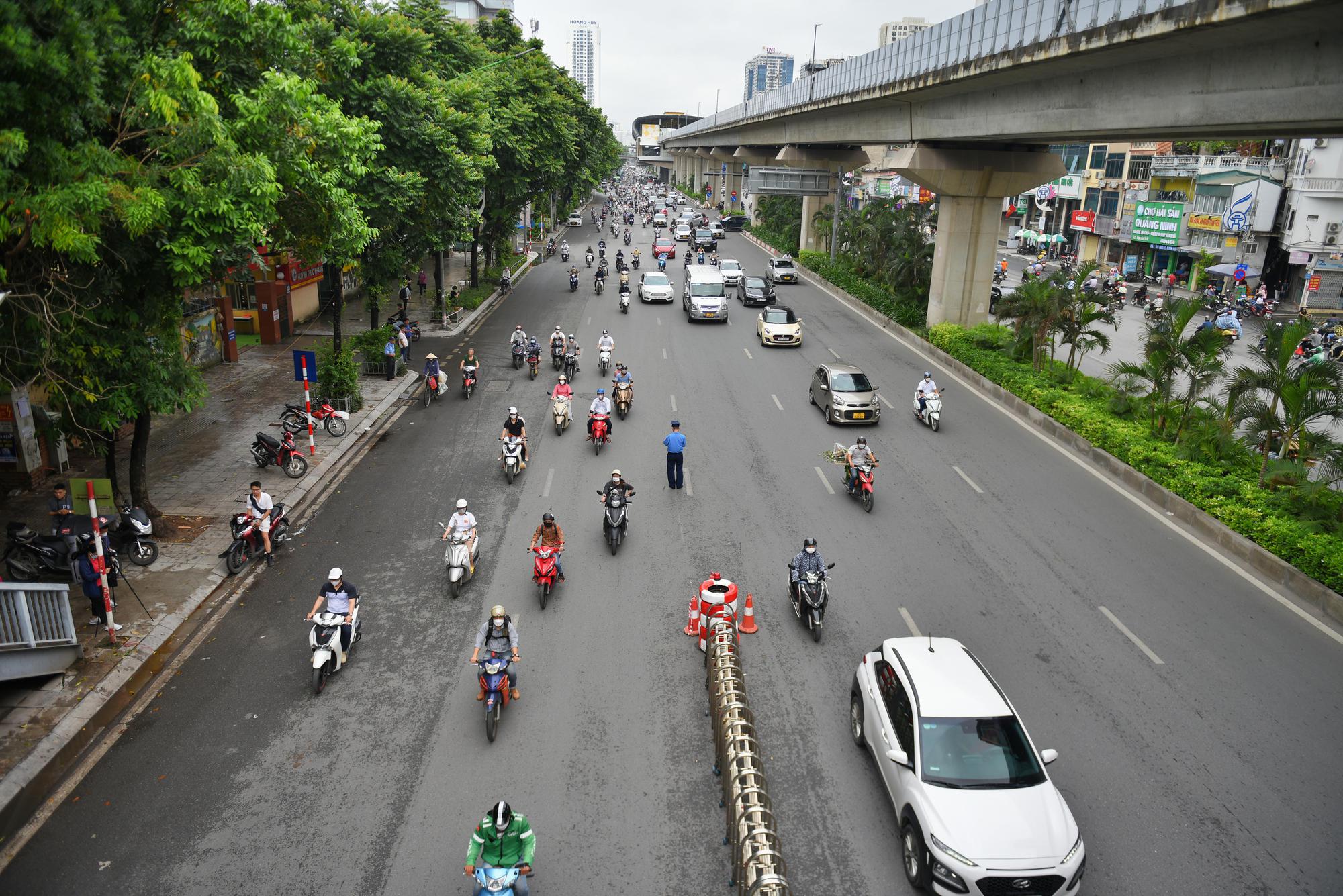Ngày đầu Hà Nội phân làn đường Nguyễn Trãi: Giao thông hỗn loạn, nhiều người gặp tai nạn vì đâm vào dải phân cách - Ảnh 3.