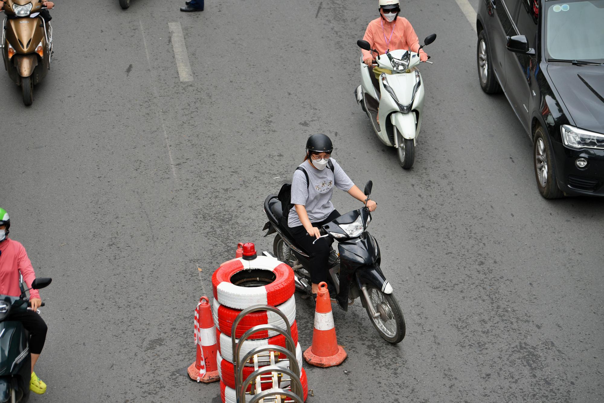 Ngày đầu Hà Nội phân làn đường Nguyễn Trãi: Giao thông hỗn loạn, nhiều người gặp tai nạn vì đâm vào dải phân cách - Ảnh 7.