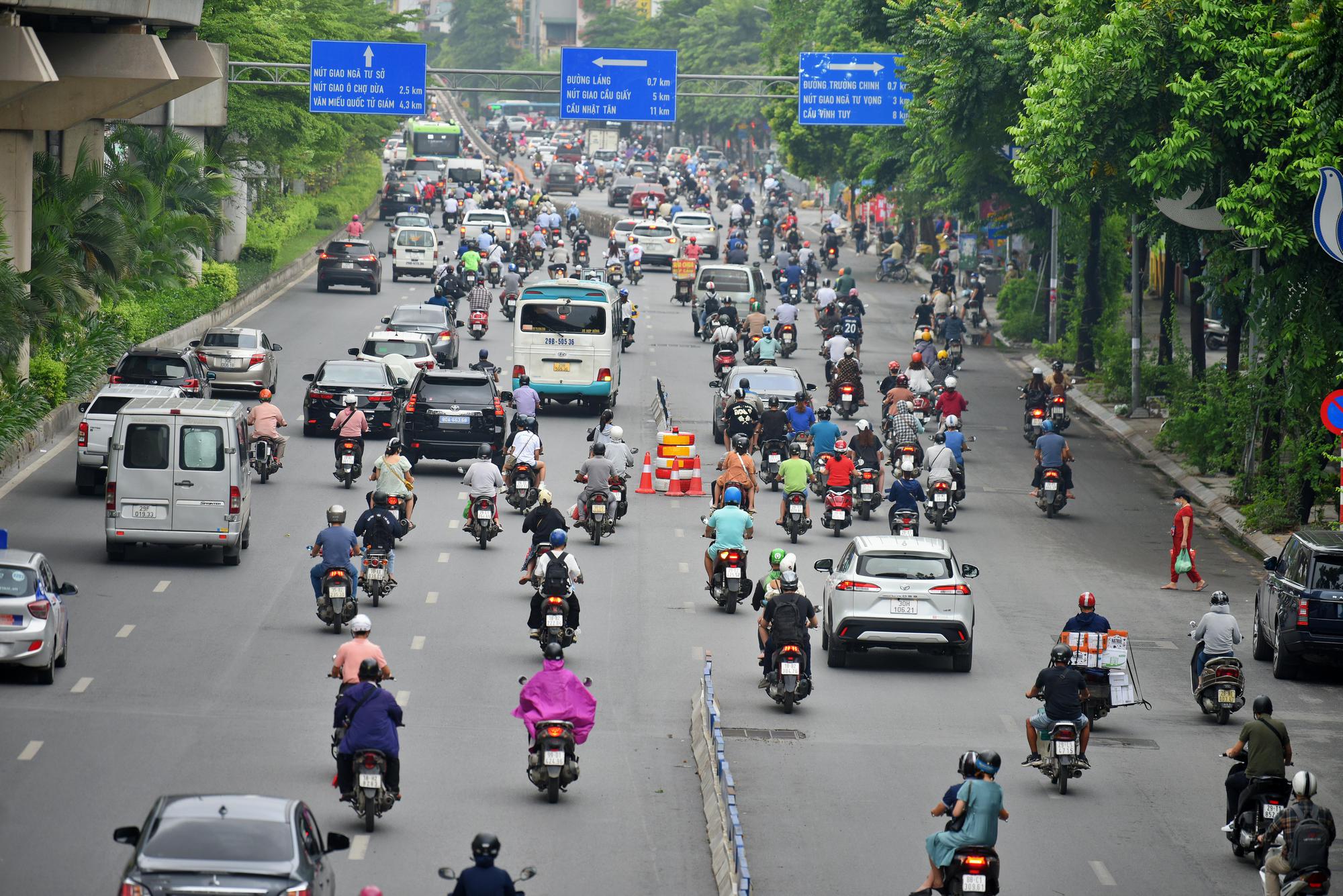 Ngày đầu Hà Nội phân làn đường Nguyễn Trãi: Giao thông hỗn loạn, nhiều người gặp tai nạn vì đâm vào dải phân cách - Ảnh 2.