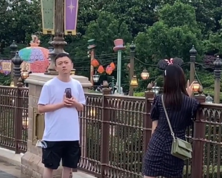 Muôn kiểu lăn xả dở khóc dở cười khi các chàng trai chụp ảnh cho 'nóc nhà' - Ảnh 3.