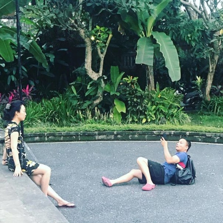 Muôn kiểu lăn xả dở khóc dở cười khi các chàng trai chụp ảnh cho 'nóc nhà' - Ảnh 2.