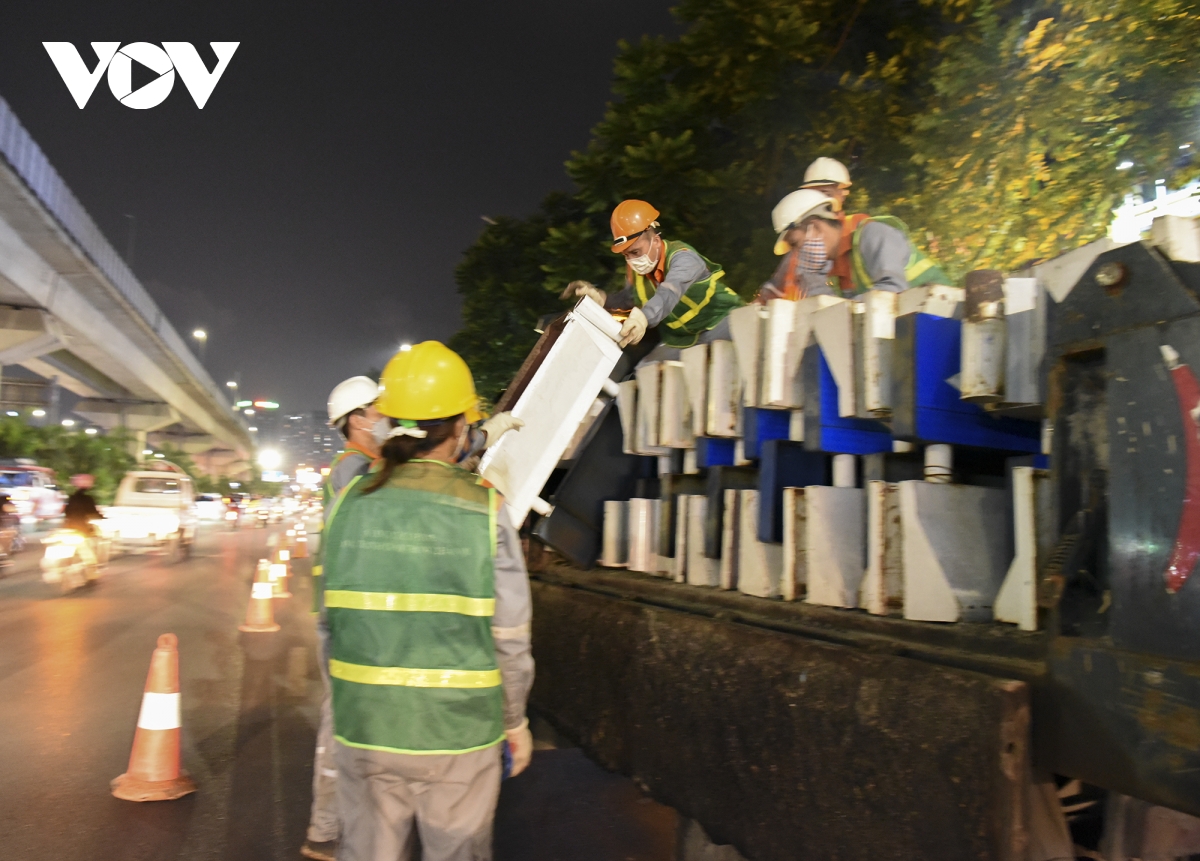 Xuyên đêm dựng dải phân cách tách làn trên đường Nguyễn Trãi - Ảnh 11. Xuyên đêm dựng dải phân cách tách làn trên đường Nguyễn Trãi - Ảnh 11.
