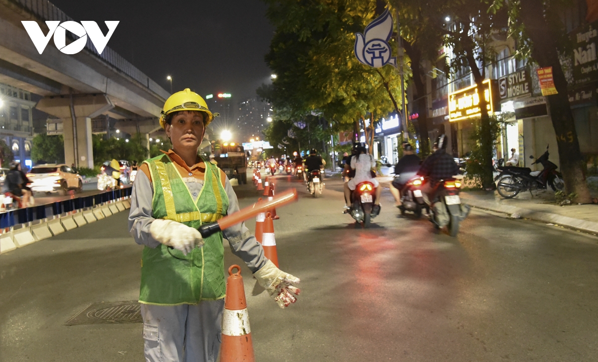 Xuyên đêm dựng dải phân cách tách làn trên đường Nguyễn Trãi - Ảnh 12.