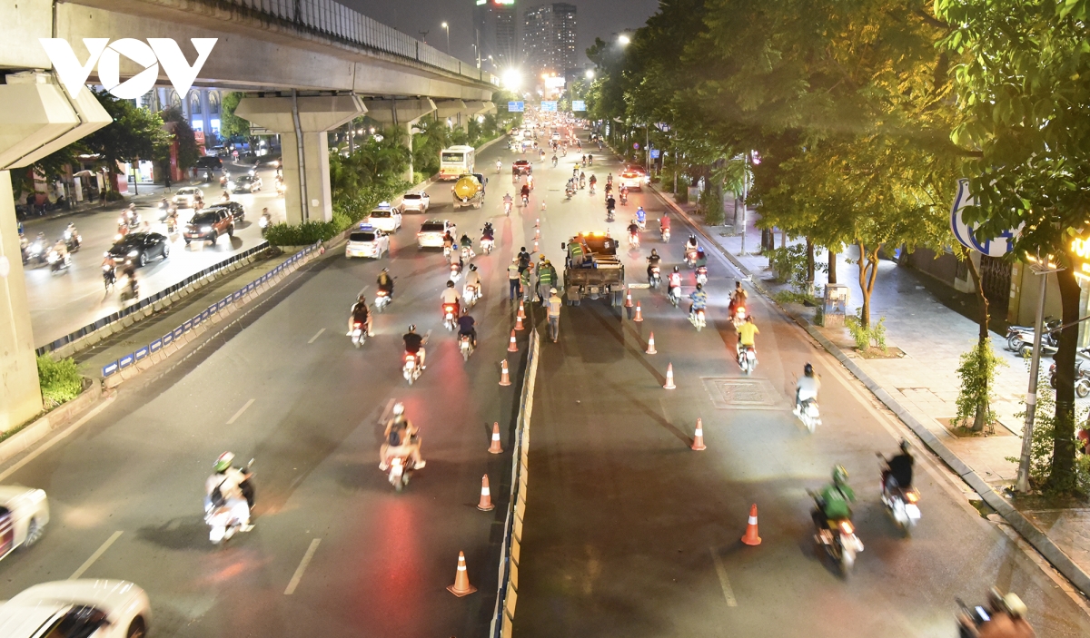 Xuyên đêm dựng dải phân cách tách làn trên đường Nguyễn Trãi - Ảnh 3.