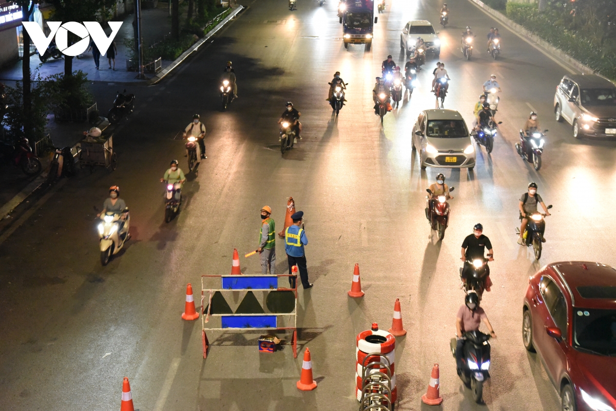 Xuyên đêm dựng dải phân cách tách làn trên đường Nguyễn Trãi - Ảnh 9.