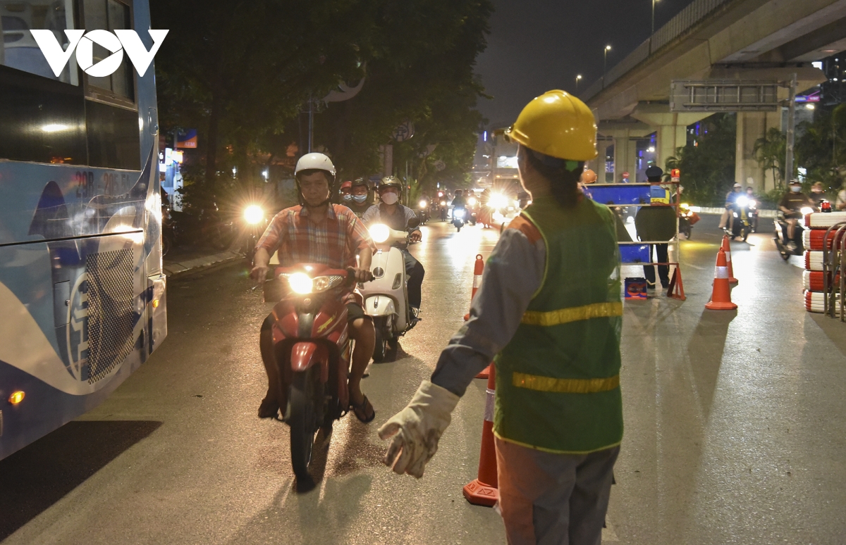 Xuyên đêm dựng dải phân cách tách làn trên đường Nguyễn Trãi - Ảnh 10.