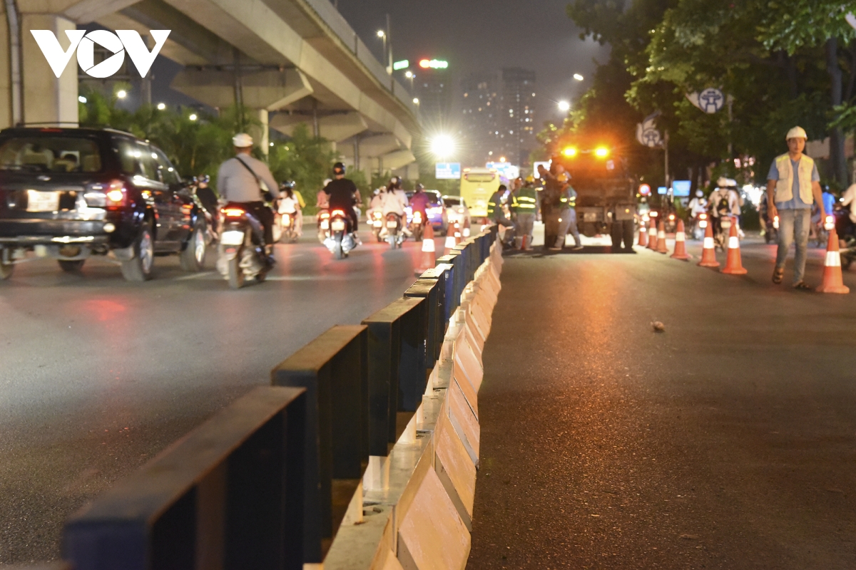 Xuyên đêm dựng dải phân cách tách làn trên đường Nguyễn Trãi - Ảnh 5.