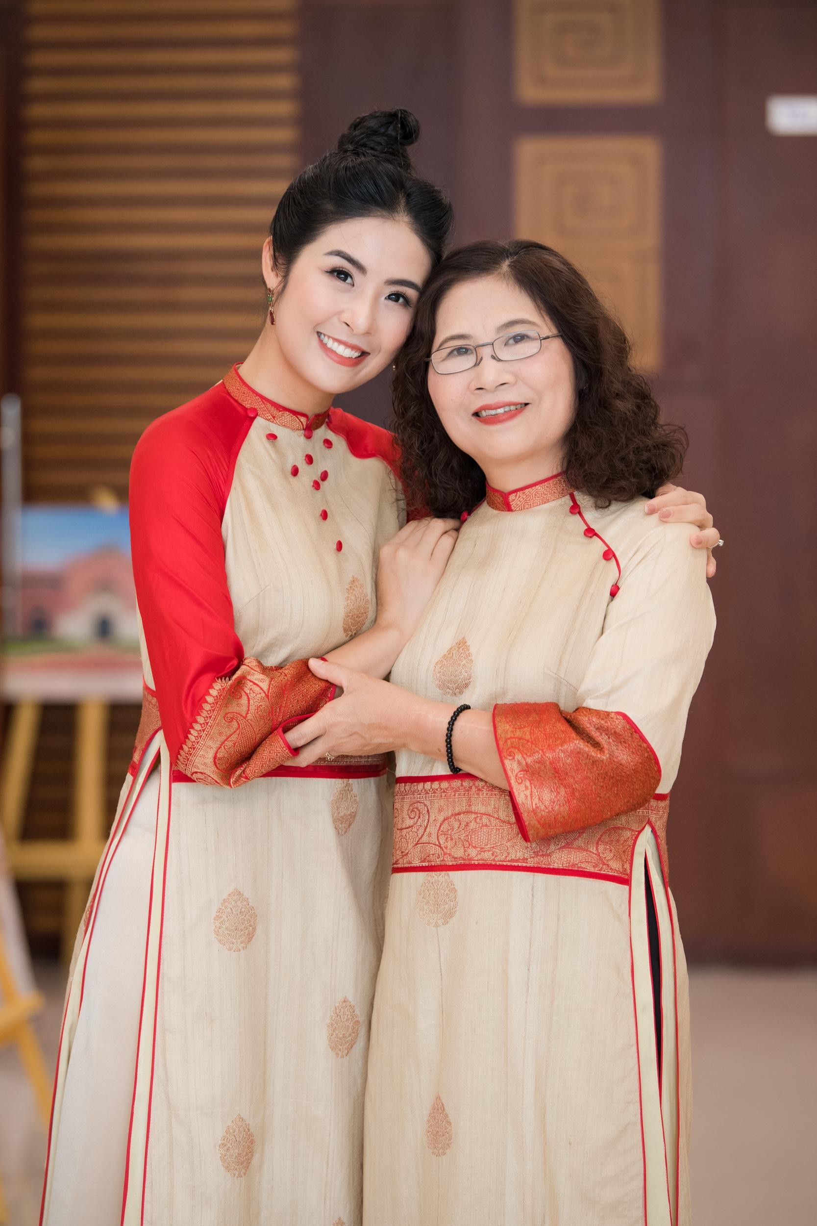 Hoa hậu Ngọc Hân và mẹ diện áo dài đôi dự sự kiện ngoại giao - Ảnh 5.