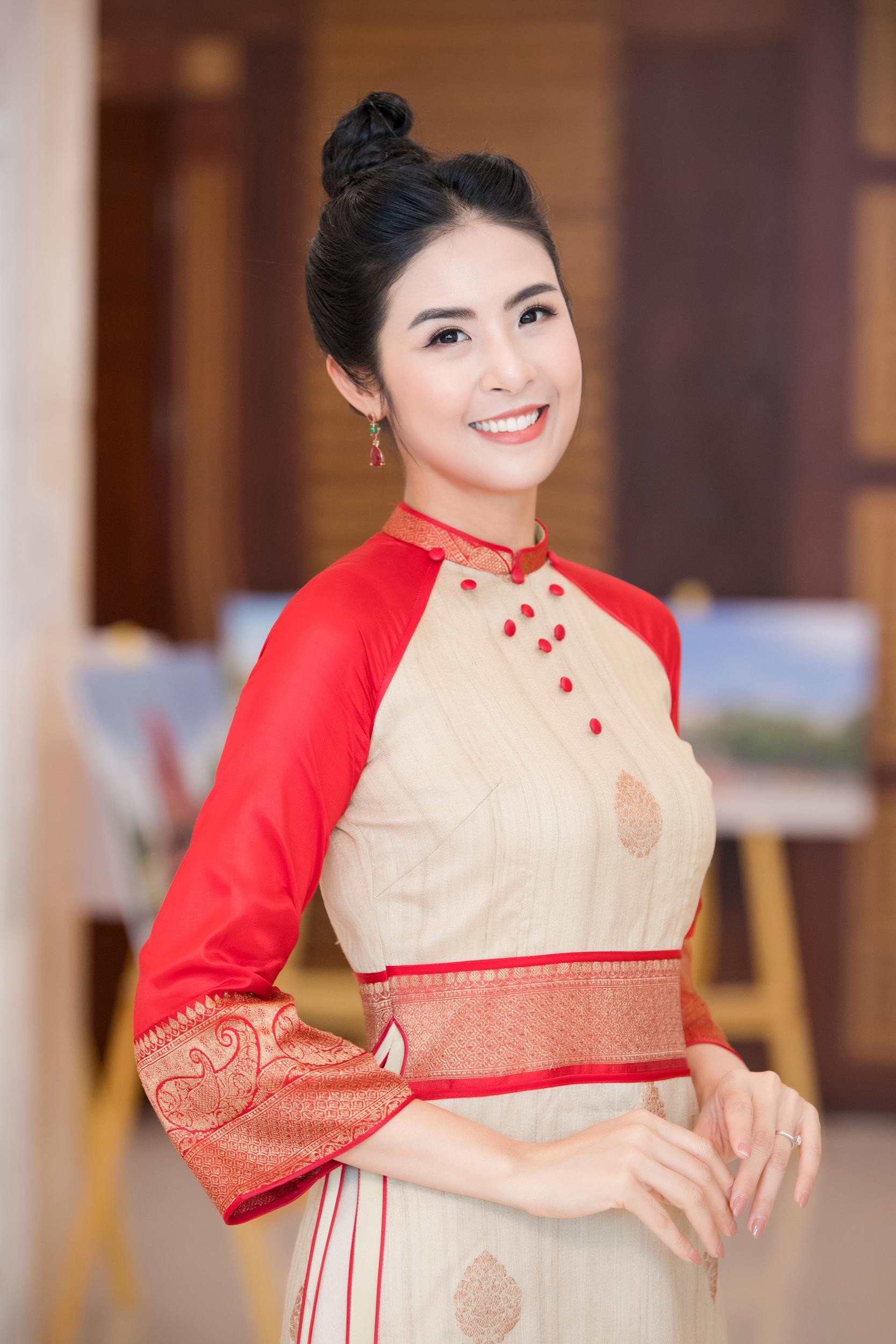 Hoa hậu Ngọc Hân và mẹ diện áo dài đôi dự sự kiện ngoại giao - Ảnh 4.