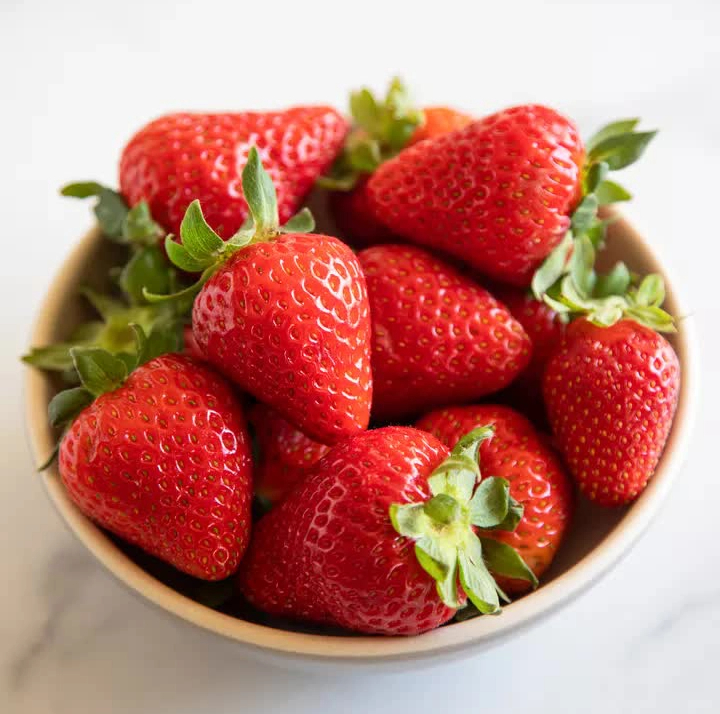 C&aacute;ch chọn v&agrave; bảo quản d&acirc;u t&acirc;y ngon ngọt v&agrave; mọng nước, để cả tuần kh&ocirc;ng th&acirc;m nhũn - Ảnh 1.