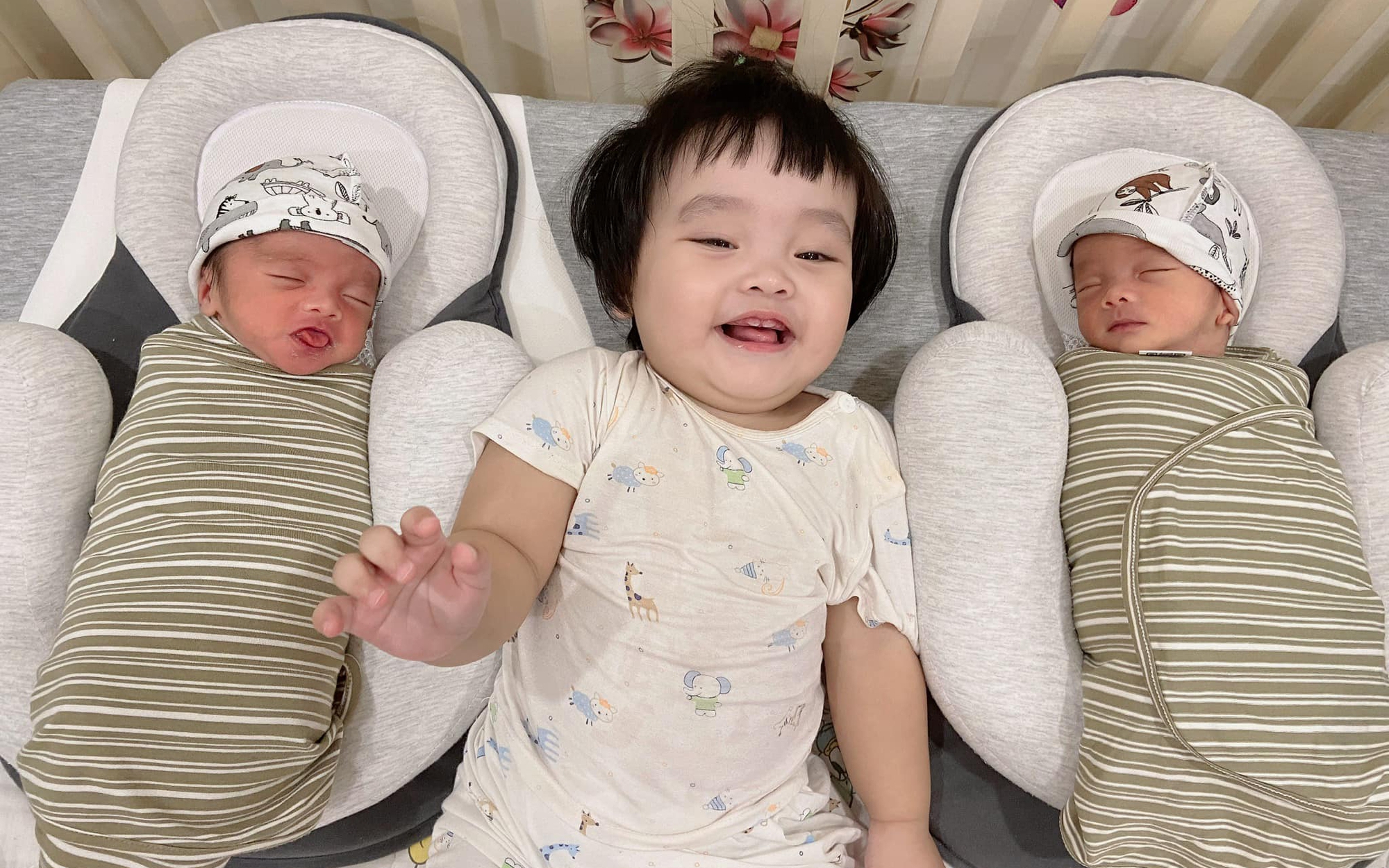 Sinh con được 10 tháng thì mẹ lại đẻ sinh đôi, phản ứng của "chị cả" với 2 em khiến dân mạng yêu hết nấc, xuýt xoa khen cô bé hiểu chuyện!