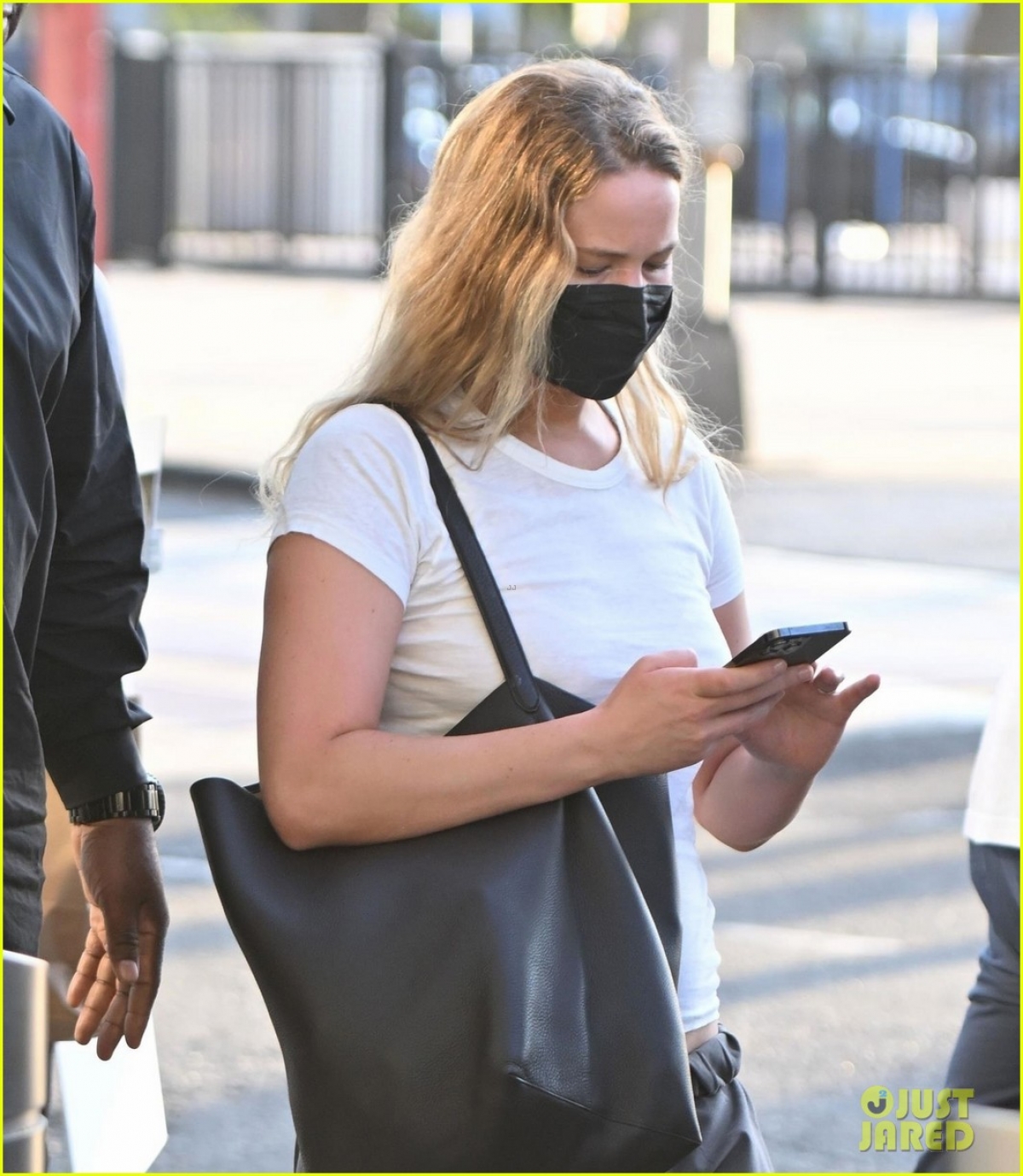Vợ chồng Jennifer Lawrence lên đồ đồng điệu tái xuất ở sân bay - Ảnh 3. Vợ chồng Jennifer Lawrence lên đồ đồng điệu tái xuất ở sân bay - Ảnh 3.