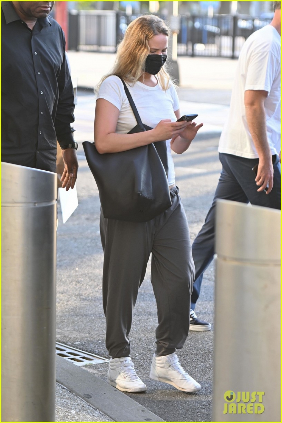 Vợ chồng Jennifer Lawrence lên đồ đồng điệu tái xuất ở sân bay - Ảnh 4.