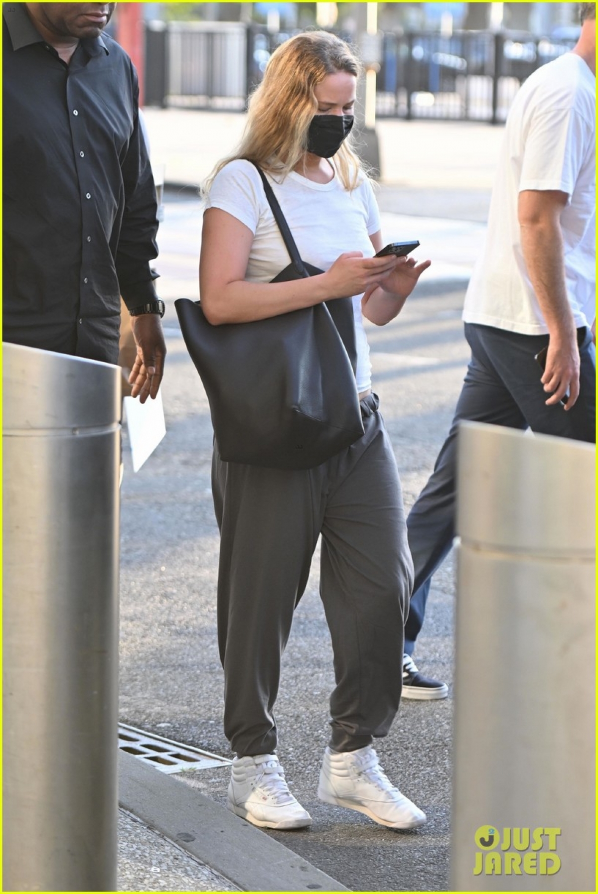 Vợ chồng Jennifer Lawrence lên đồ đồng điệu tái xuất ở sân bay - Ảnh 4. Vợ chồng Jennifer Lawrence lên đồ đồng điệu tái xuất ở sân bay - Ảnh 4.