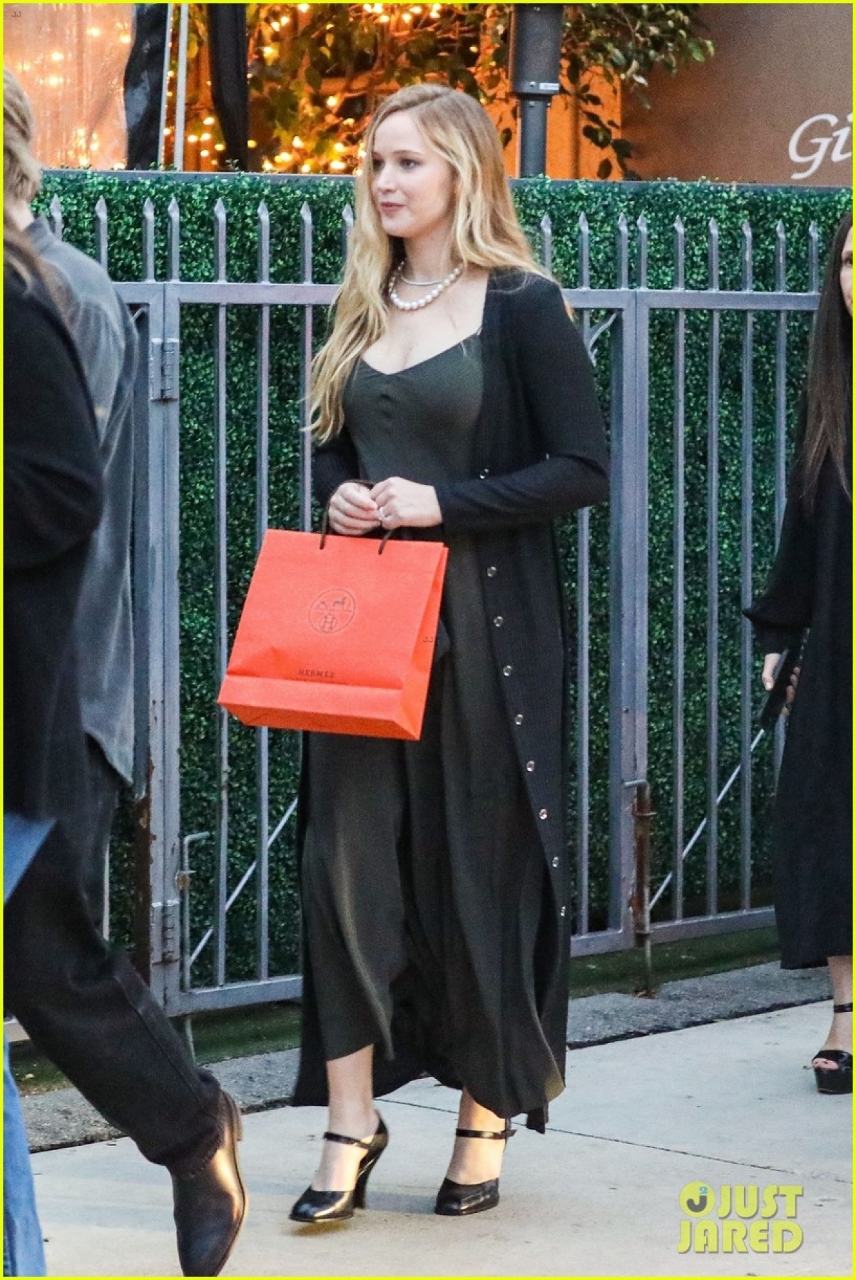 Vợ chồng Jennifer Lawrence lên đồ đồng điệu tái xuất ở sân bay - Ảnh 6. Vợ chồng Jennifer Lawrence lên đồ đồng điệu tái xuất ở sân bay - Ảnh 6.