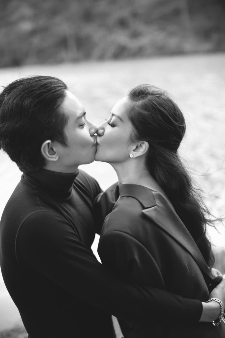 Nụ hôn của Khánh Thi, Phan Hiển khiến dân mạng phát sốt - Ảnh 1.