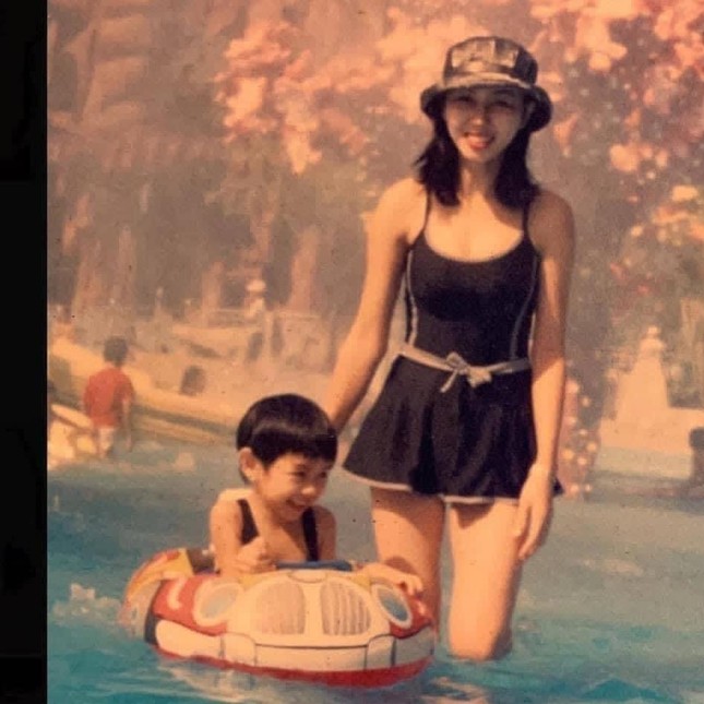 Nhan sắc trẻ đẹp vượt thời gian của mẹ Hoa hậu Thuỳ Tiên gây sốt trên mạng xã hội - Ảnh 3.