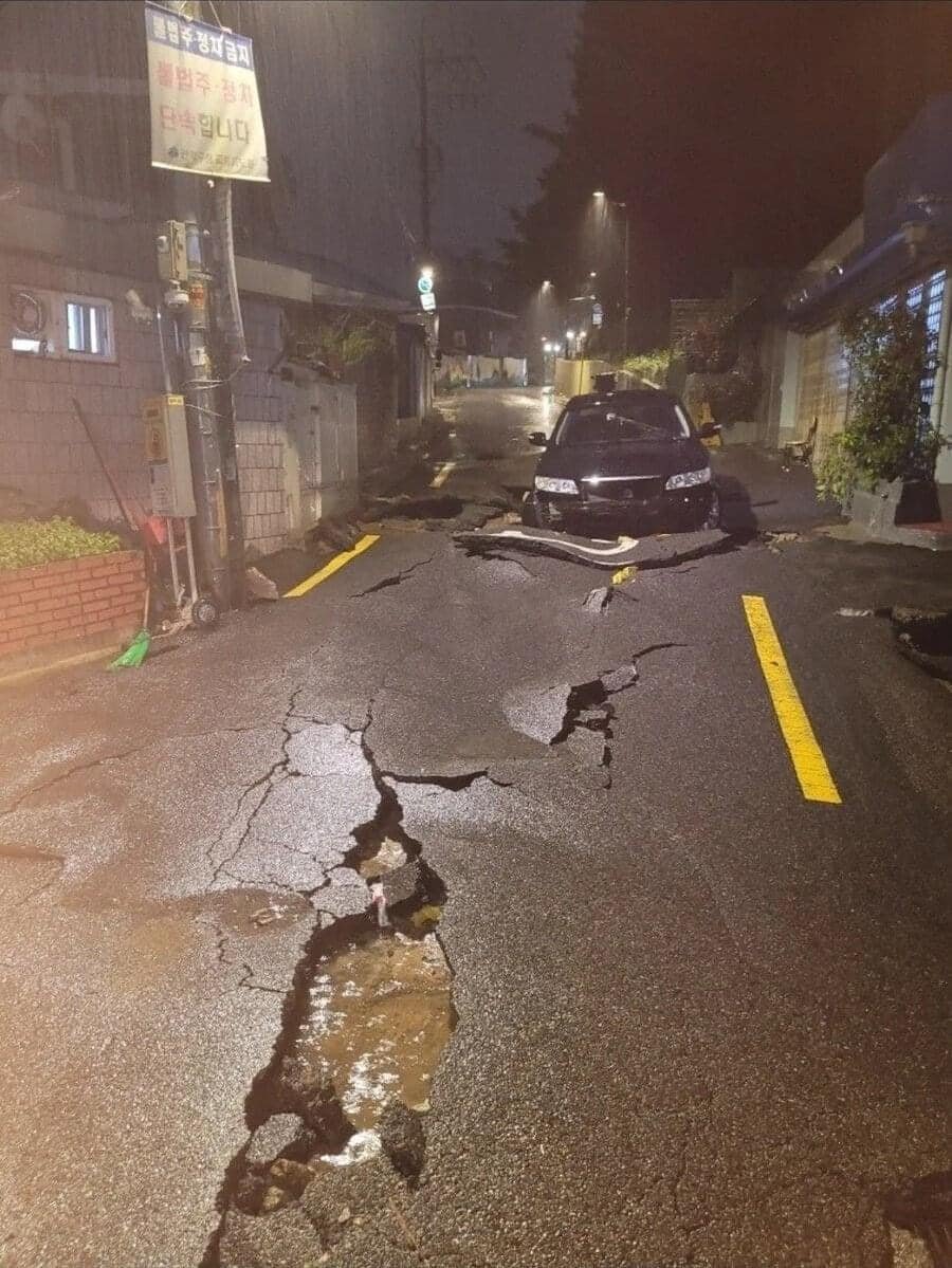 Chùm ảnh: Seoul &quot;xung quanh toàn là nước&quot; trong trận mưa lớn nhất 80 năm, hàng loạt người phải rời bỏ nhà cửa - Ảnh 9.