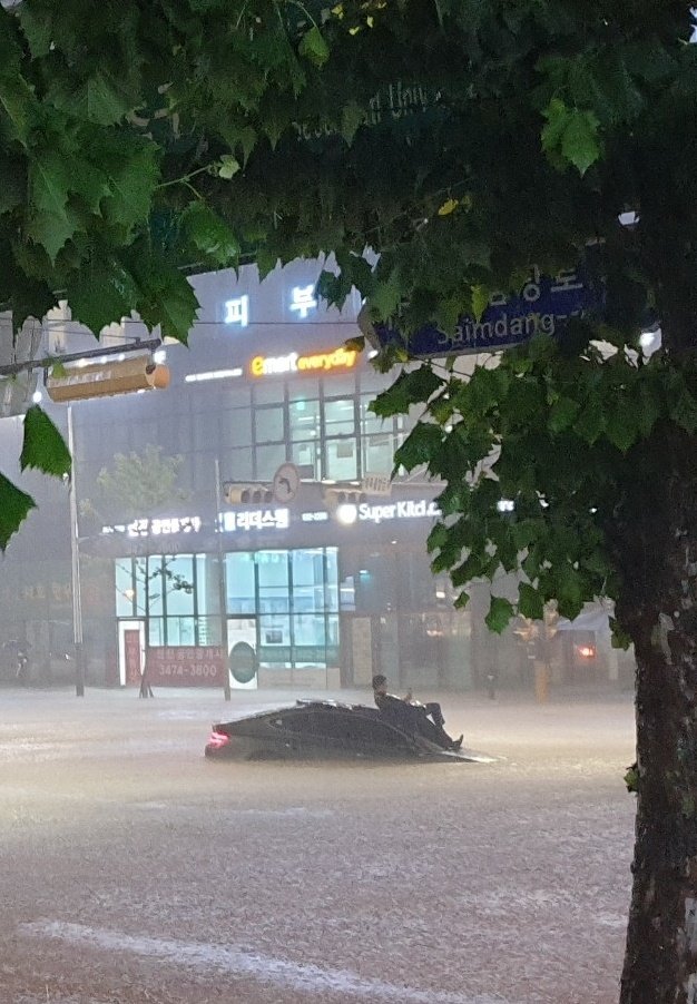 Chùm ảnh: Seoul "xung quanh toàn là nước" trong trận mưa lớn nhất 80 năm, hàng loạt người phải rời bỏ nhà cửa - Ảnh 20.
