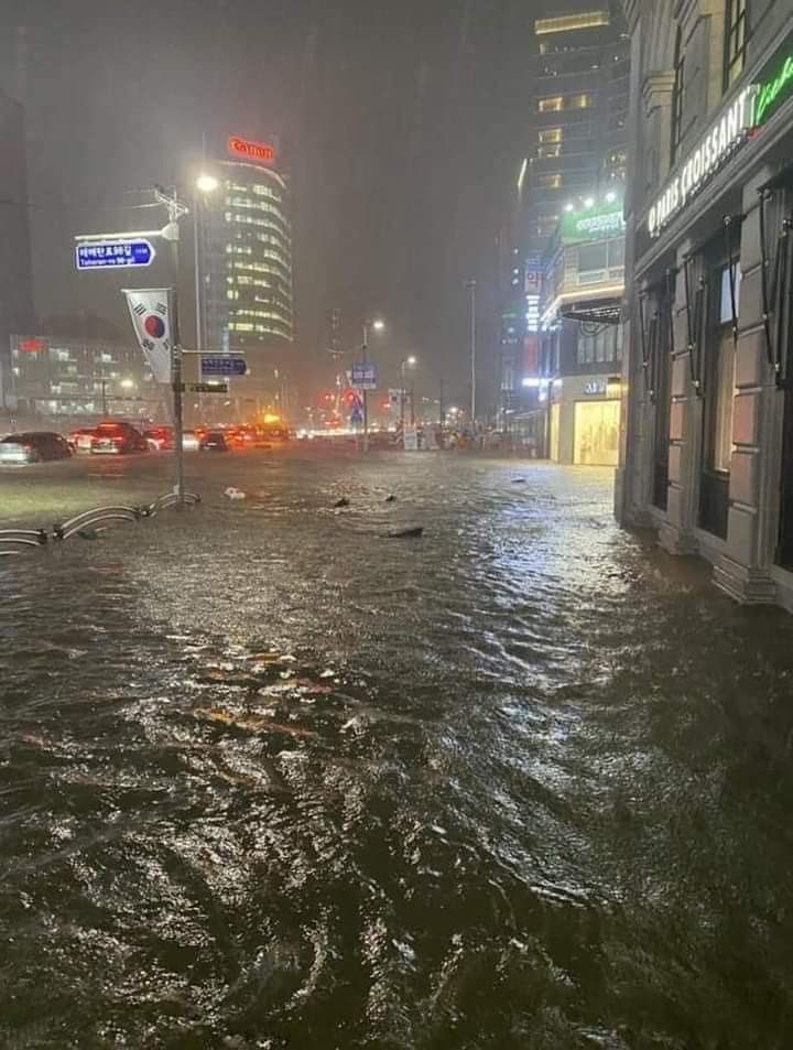 Chùm ảnh: Seoul "xung quanh toàn là nước" trong trận mưa lớn nhất 80 năm, hàng loạt người phải rời bỏ nhà cửa - Ảnh 21.