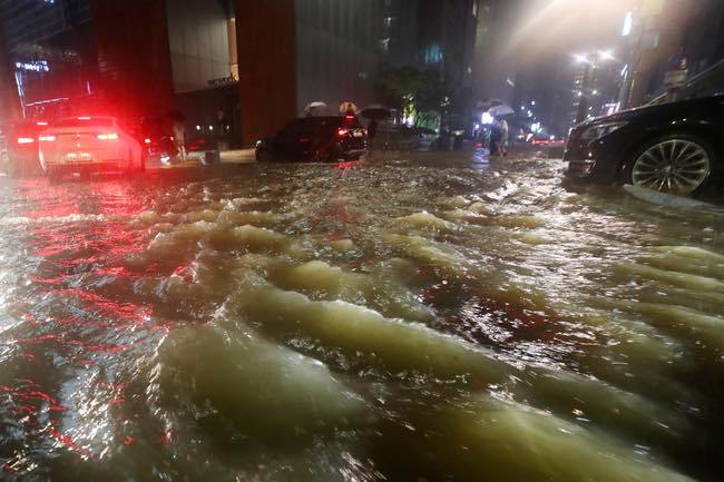 Chùm ảnh: Seoul &quot;xung quanh toàn là nước&quot; trong trận mưa lớn nhất 80 năm, hàng loạt người phải rời bỏ nhà cửa - Ảnh 12.