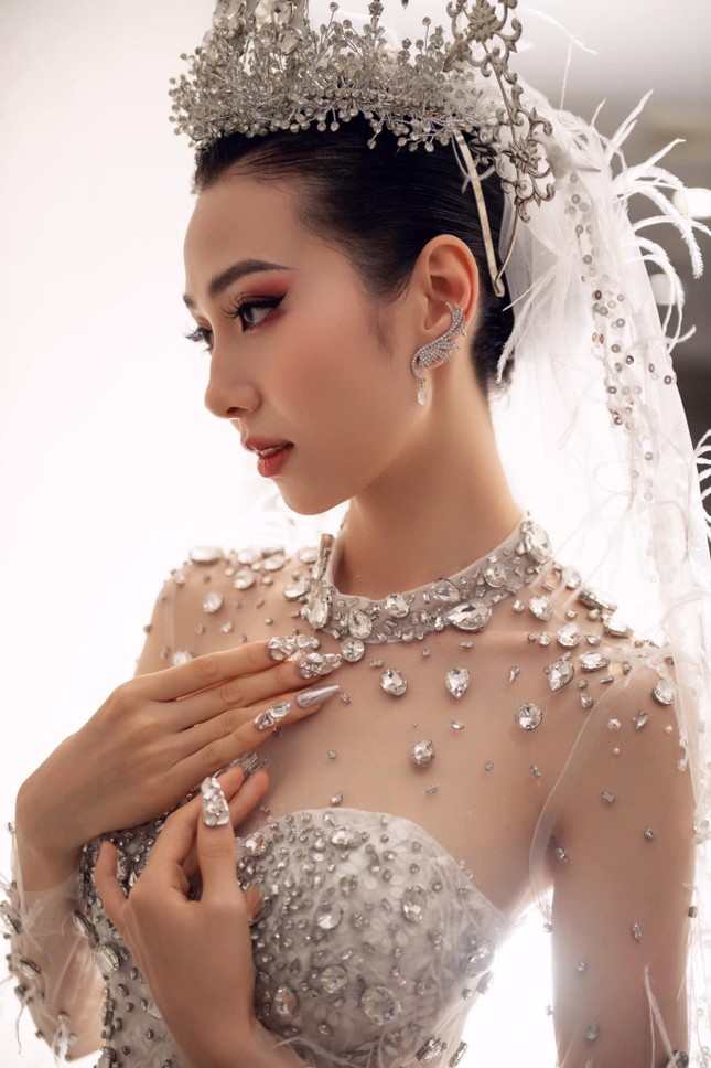 'Bản sao' của Hoa hậu Nguyễn Thị Huyền tại HHVN 2016 tái xuất lộng lẫy tựa 'nữ thần' - Ảnh 5.