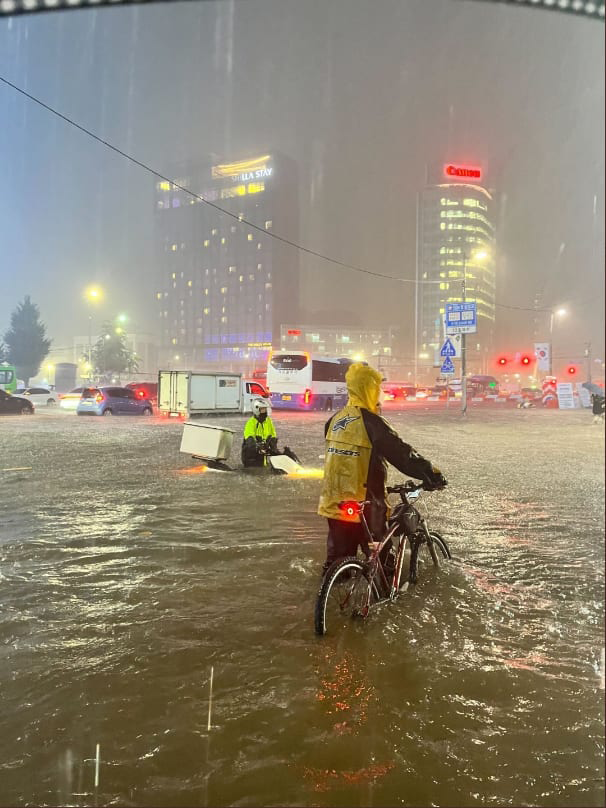 Chùm ảnh: Seoul "xung quanh toàn là nước" trong trận mưa lớn nhất 80 năm, hàng loạt người phải rời bỏ nhà cửa - Ảnh 5.