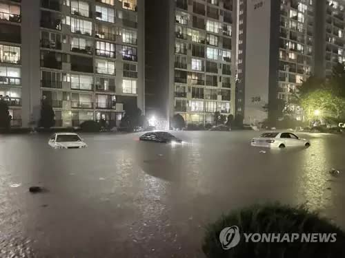 8 người chết trong trận mưa kỷ lục ở Hàn Quốc - Ảnh 3.
