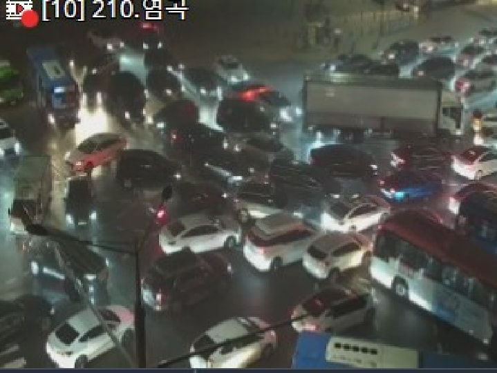 Chùm ảnh: Seoul "xung quanh toàn là nước" trong trận mưa lớn nhất 80 năm, hàng loạt người phải rời bỏ nhà cửa - Ảnh 6.