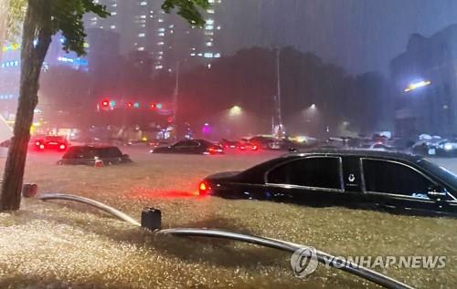 8 người chết trong trận mưa kỷ lục ở Hàn Quốc - Ảnh 4.