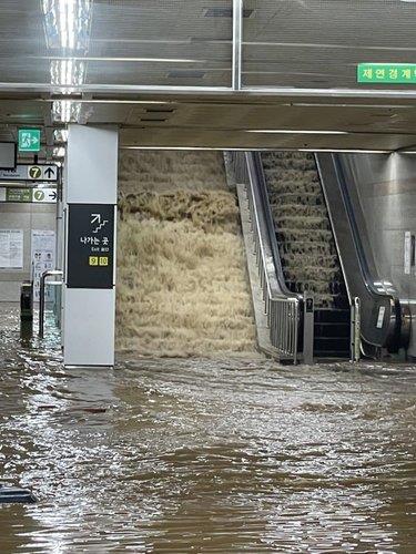 8 người chết trong trận mưa kỷ lục ở Hàn Quốc - Ảnh 6.