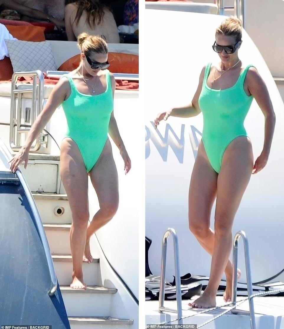 'Transporter' girlfriend confidently wears a swimsuit to show off her plump body after giving birth - Photo 3.