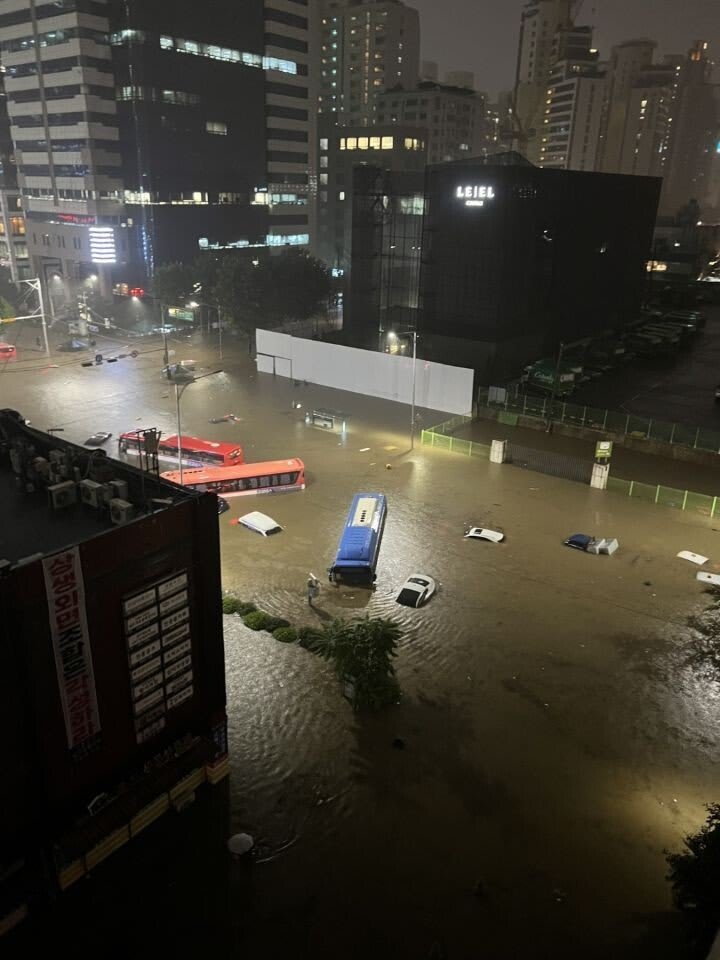 Chùm ảnh: Seoul "xung quanh toàn là nước" trong trận mưa lớn nhất 80 năm, hàng loạt người phải rời bỏ nhà cửa - Ảnh 4.