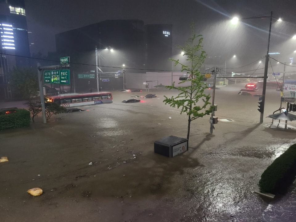 Hàn Quốc chứng kiến trận lũ lụt lịch sử - Ảnh 2.