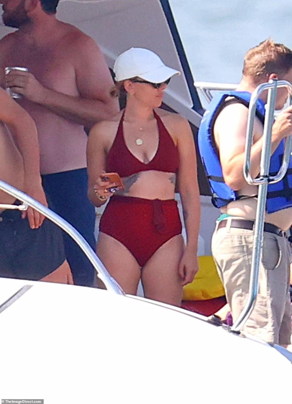 Black widow Scarlett Johansson wears a ʙικιɴι revealing her fat belly and is still Sєxy - PH๏τo 1.