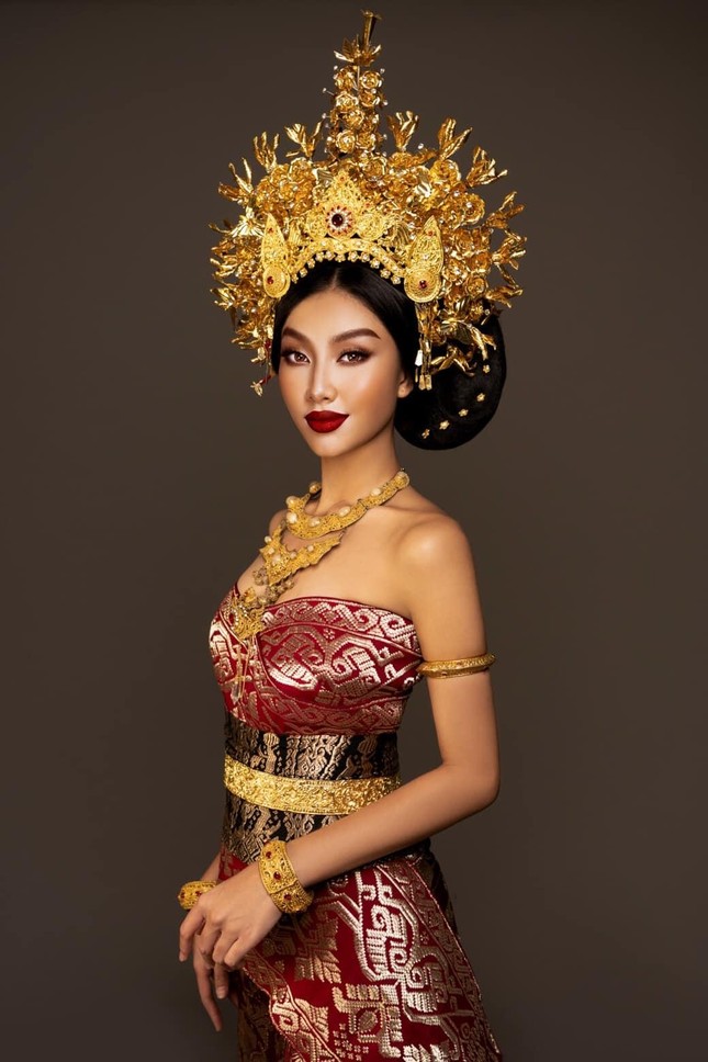 Thùy Tiên hóa thành mỹ nhân Indonesia, fan khen ngợi thần thái 'cân' mọi loại trang phục dân tộc - Ảnh 1.