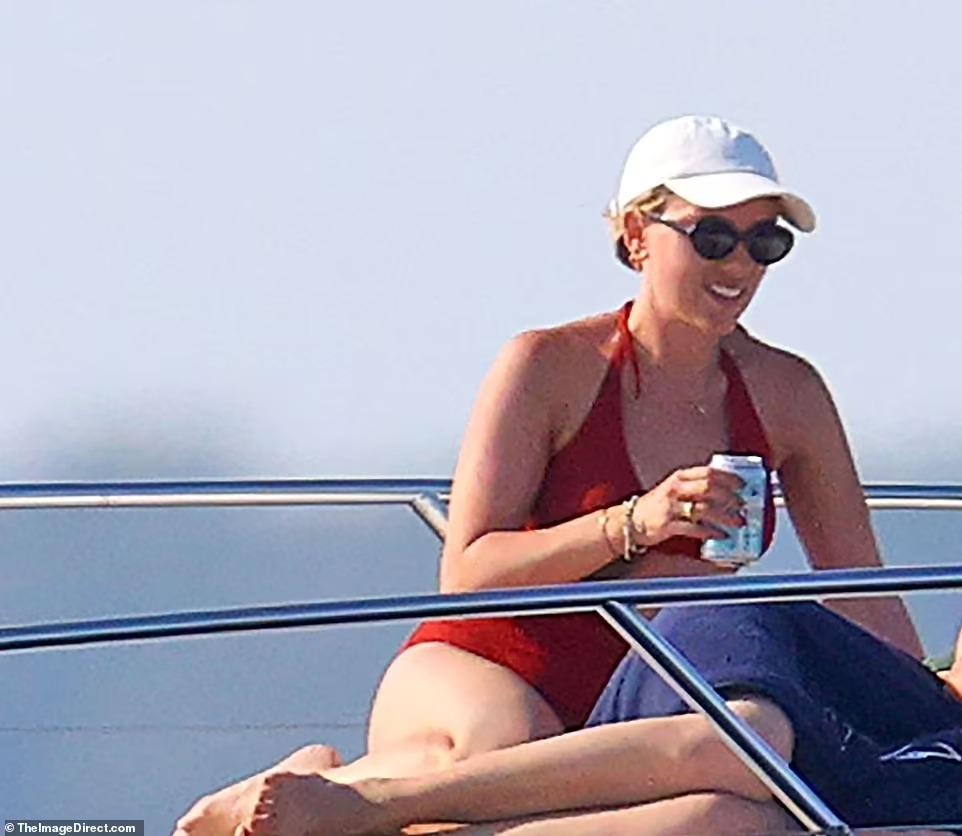 Black widow Scarlett Johansson wears a ʙικιɴι revealing her fat belly and is still Sєxy - PH๏τo 4.