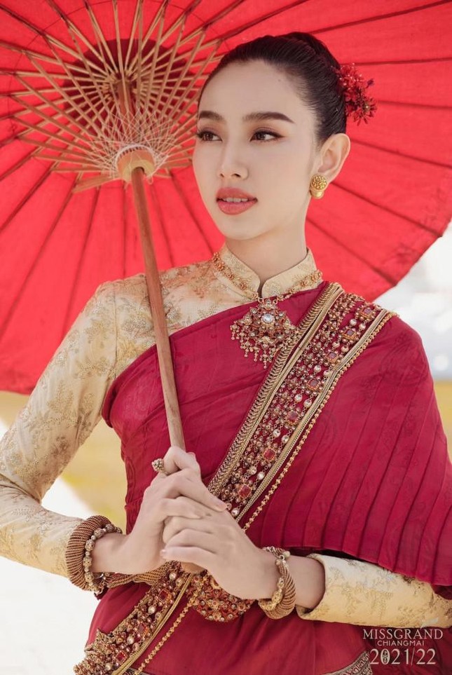 Thùy Tiên hóa thành mỹ nhân Indonesia, fan khen ngợi thần thái 'cân' mọi loại trang phục dân tộc - Ảnh 6.