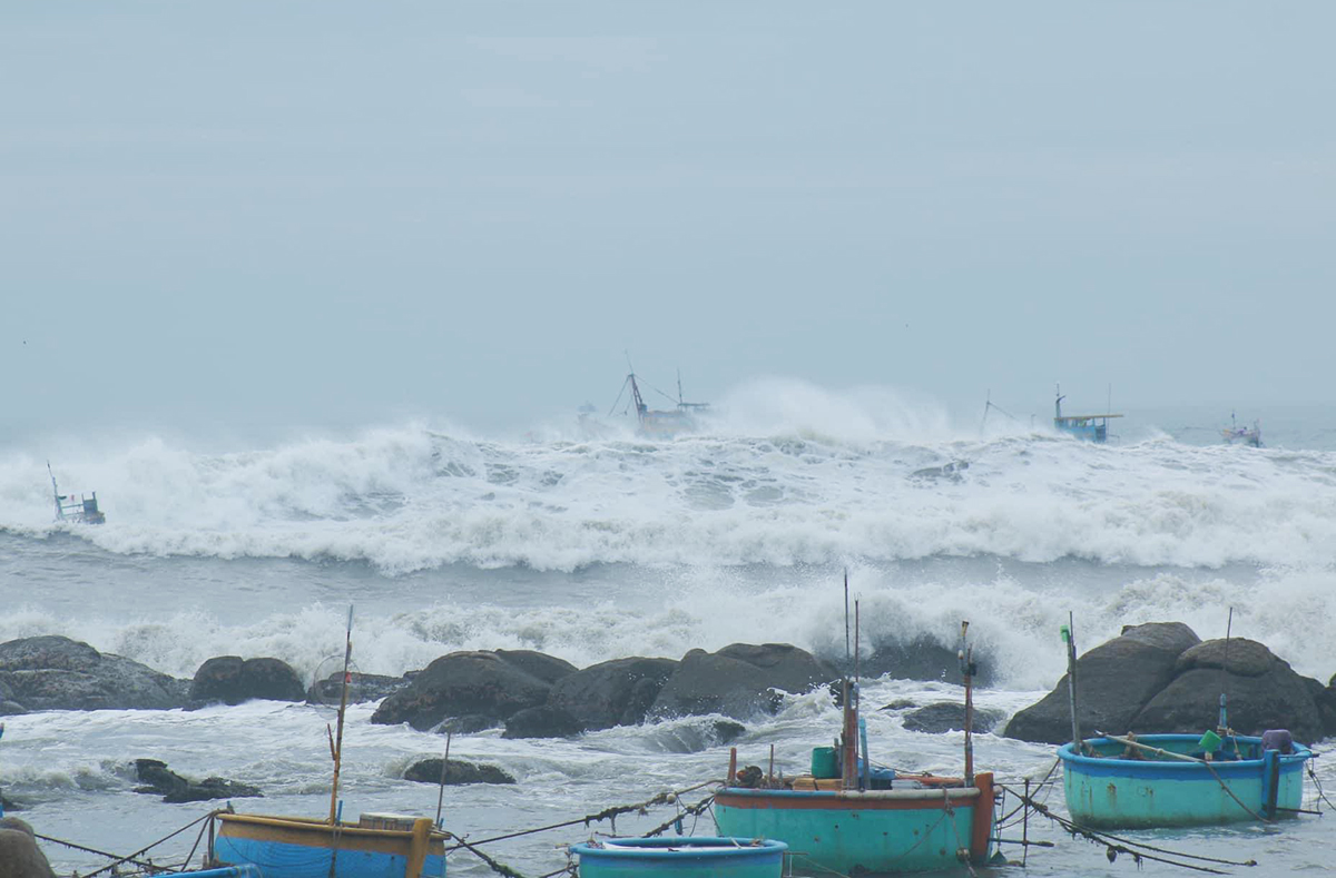 Bão số 2 di chuyển nhanh, hướng vào khu vực Đông Bắc Bộ, Hà Nội ra công điện khẩn cấp ứng phó - Ảnh 2.