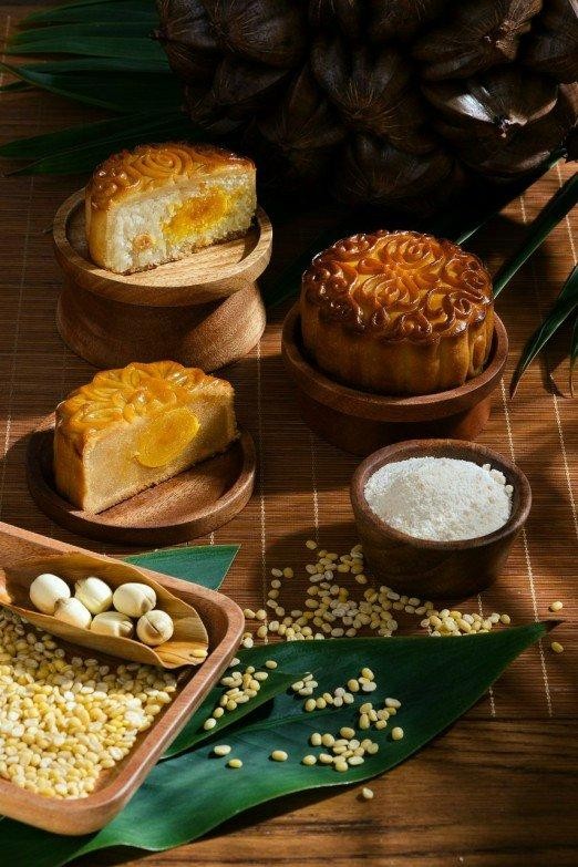 Bánh trung thu độc lạ hút khách ở TPHCM - Ảnh 1. Bánh trung thu độc lạ hút khách ở TPHCM - Ảnh 1.