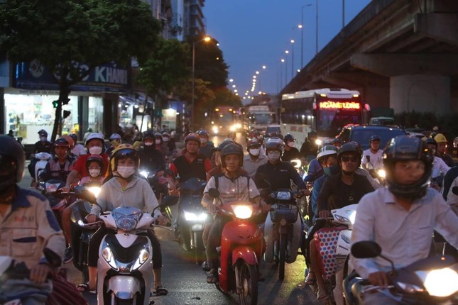 Đường Vành đai 3 trên cao ùn gần 10km lúc nửa đêm - Ảnh 1.