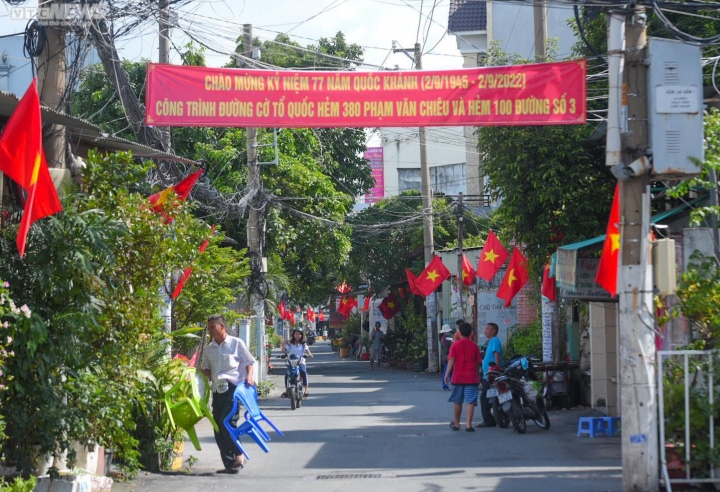 Đường phố TP.HCM rực đỏ sắc cờ mừng Quốc khánh 2/9 - Ảnh 10.