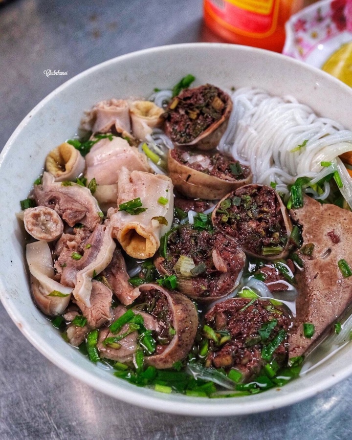 Ẩm thực Việt có món bún lòng cực 'gây nghiện' với vô số 'topping' hấp dẫn - Ảnh 2.