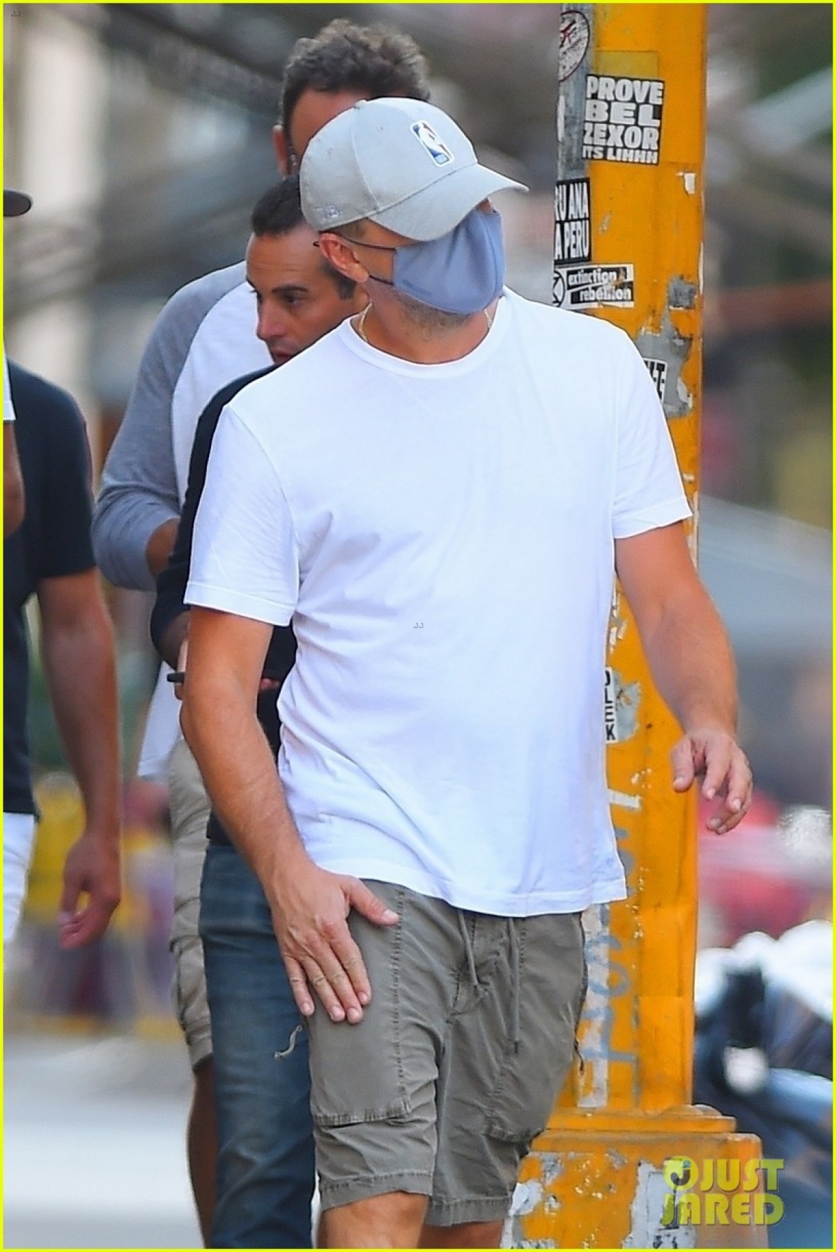 Leonardo DiCaprio đi ăn trưa cùng bạn bè sau khi chia tay bạn gái - Ảnh 1.