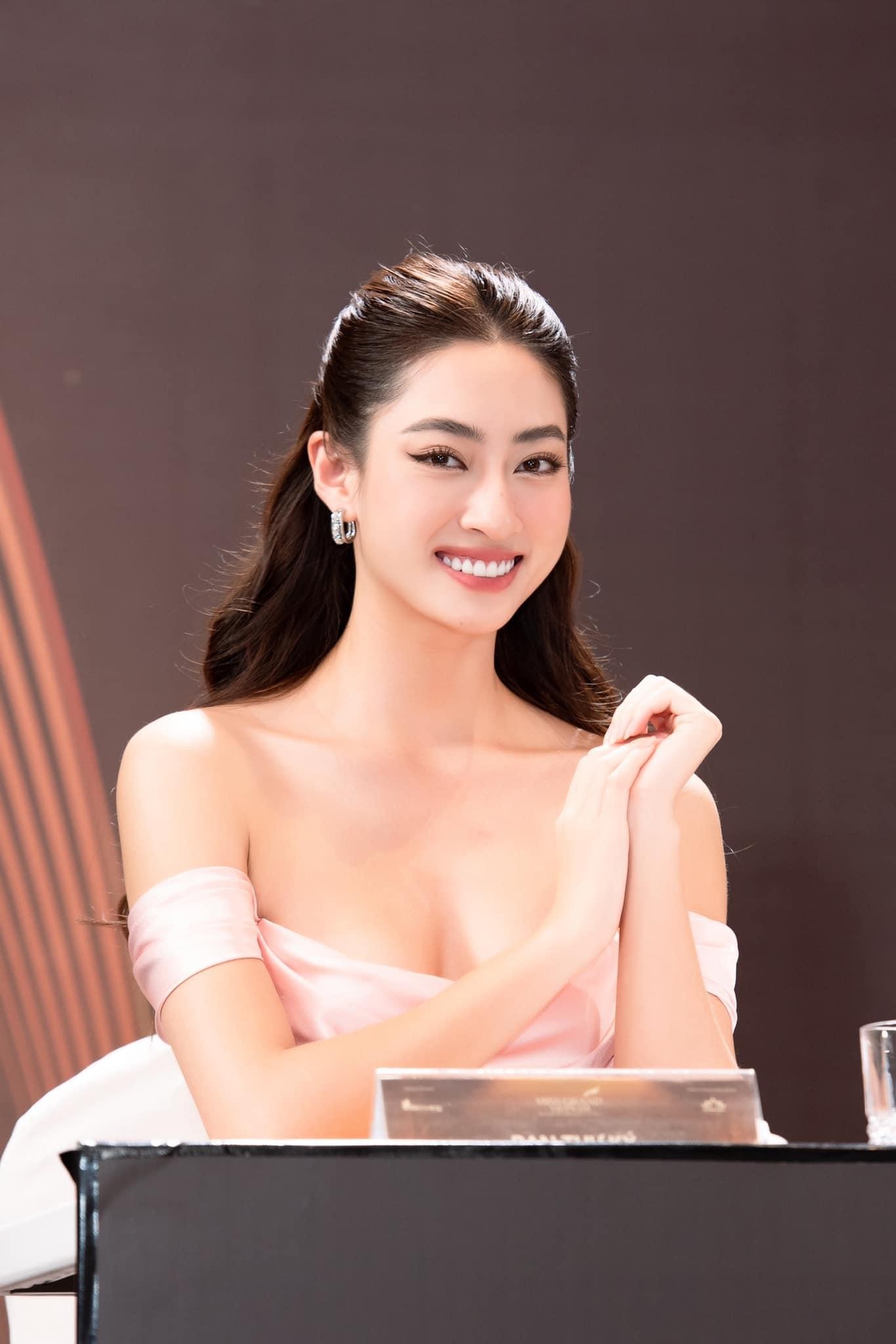 Đào Thị Hà diện váy cut-out táo bạo, Hoa hậu Diễm Hương khoe dáng nóng bỏng với nội y - Ảnh 12. Đào Thị Hà diện váy cut-out táo bạo, Hoa hậu Diễm Hương khoe dáng nóng bỏng với nội y - Ảnh 12.