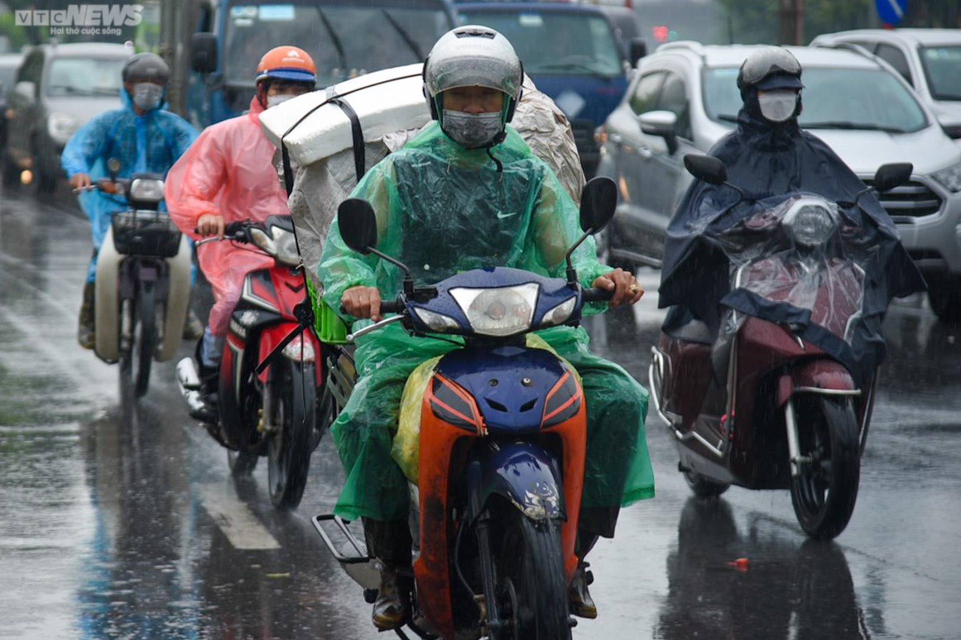 Đường phố Hà Nội ùn tắc, dân đứng chôn chân trong cơn mưa lớn ngày đầu nghỉ lễ - Ảnh 6.