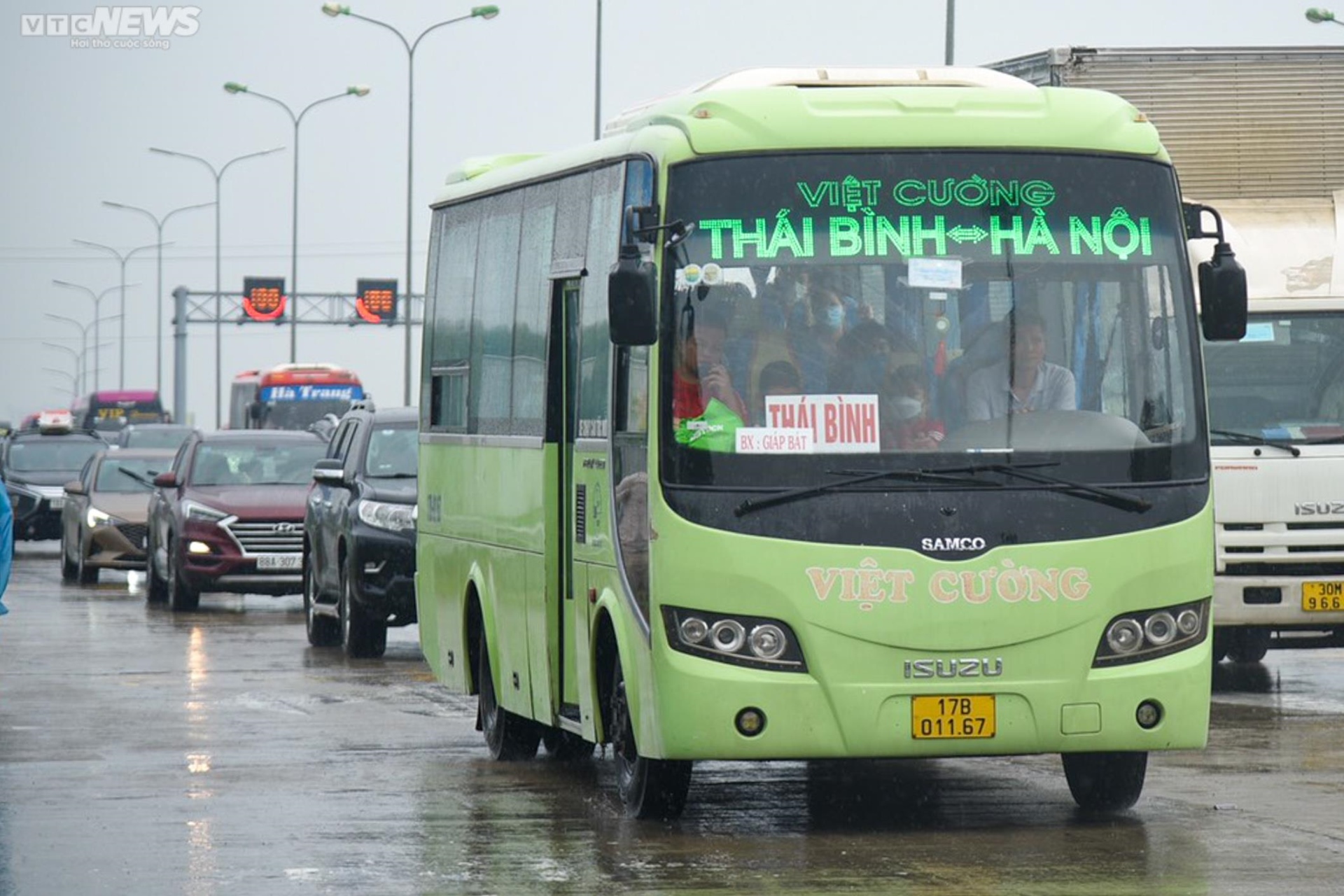 Đường phố Hà Nội ùn tắc, dân đứng chôn chân trong cơn mưa lớn ngày đầu nghỉ lễ - Ảnh 11.