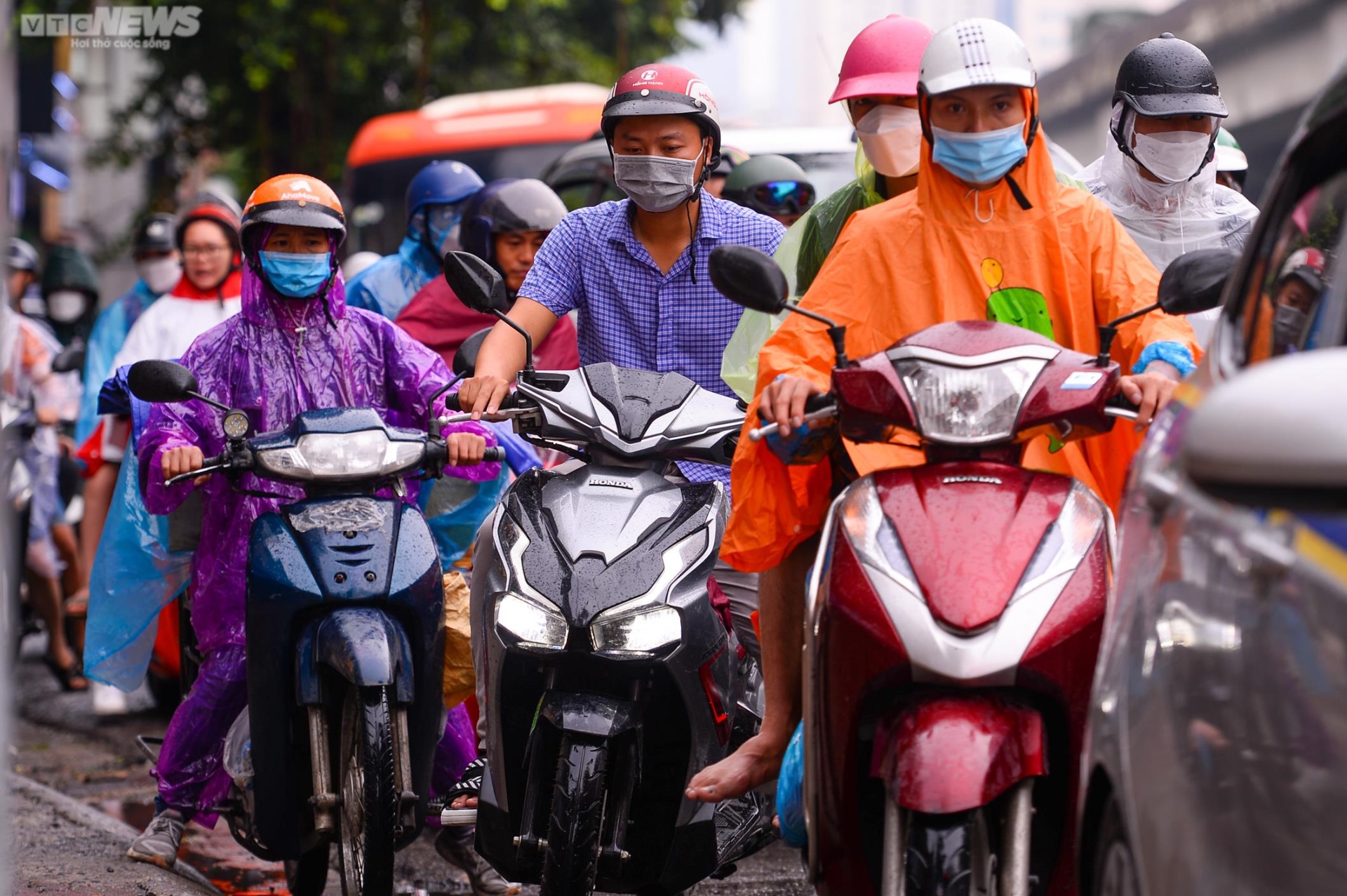 Đường phố Hà Nội ùn tắc, dân đứng chôn chân trong cơn mưa lớn ngày đầu nghỉ lễ - Ảnh 7.