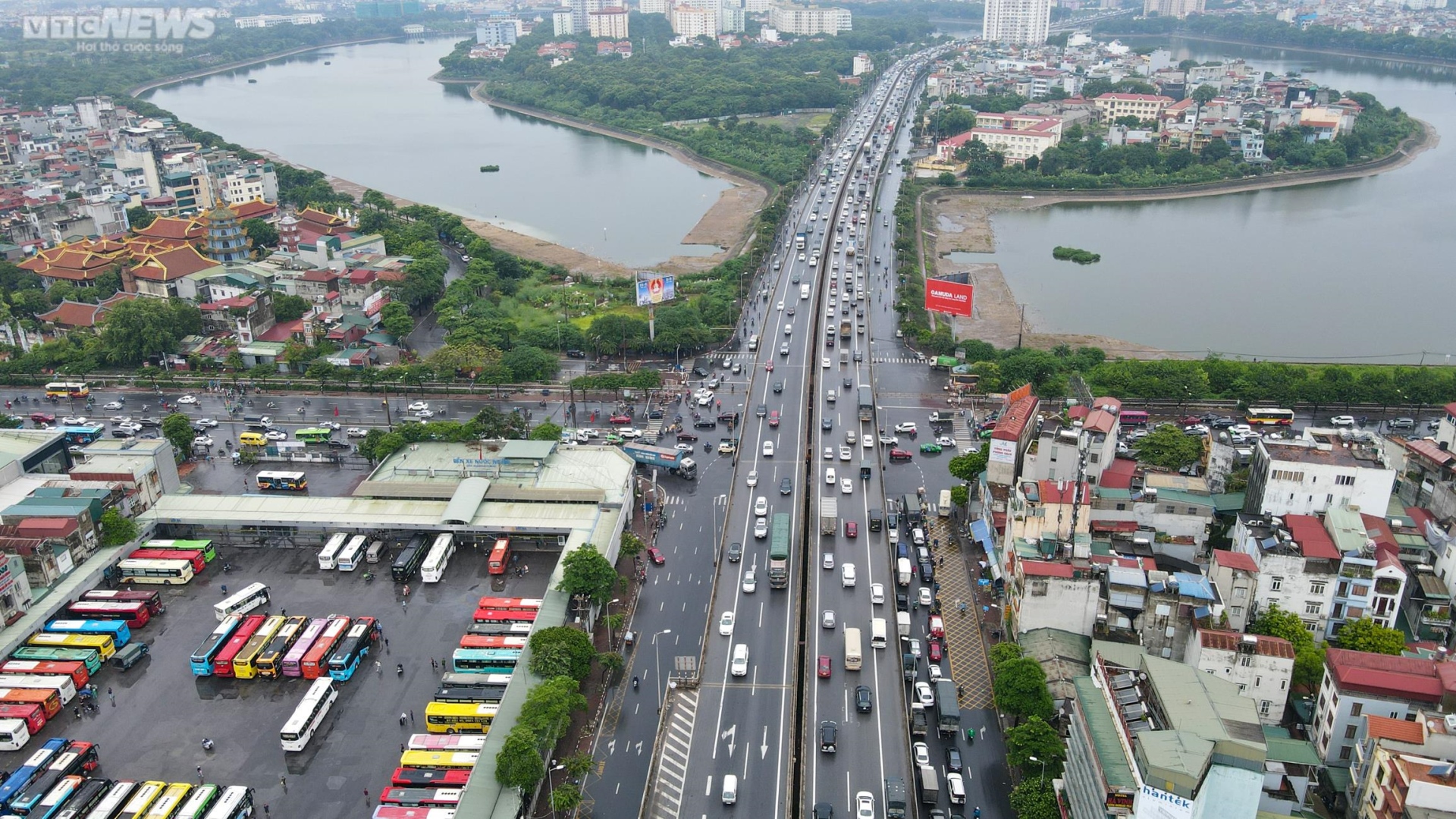 Đường phố Hà Nội ùn tắc, dân đứng chôn chân trong cơn mưa lớn ngày đầu nghỉ lễ - Ảnh 12.