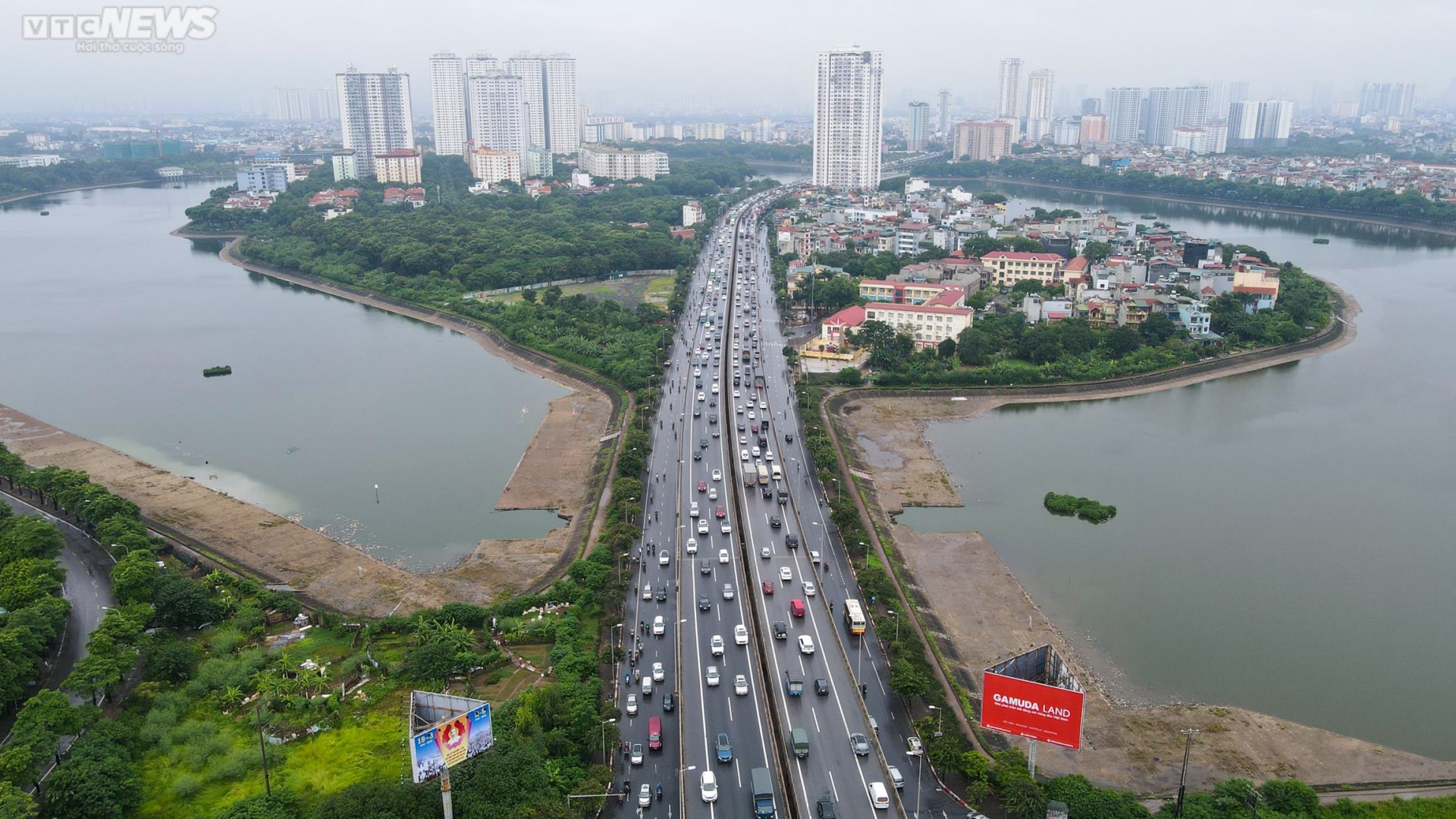 Đường phố Hà Nội ùn tắc, dân đứng chôn chân trong cơn mưa lớn ngày đầu nghỉ lễ - Ảnh 13.